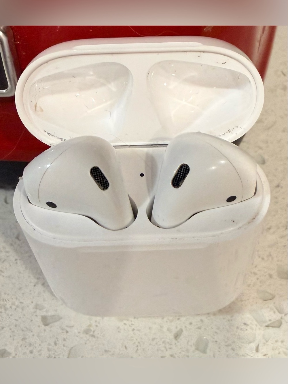 Generation 2 - Apple White Earbuds with Charging Case